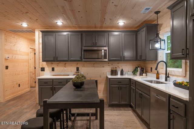 927 Carvers Lane, Sevierville, TN 37876
