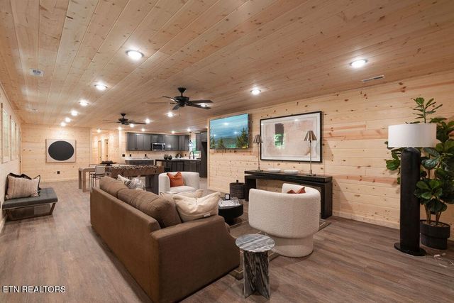 927 Carvers Lane, Sevierville, TN 37876