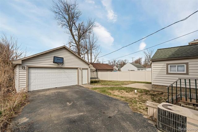 29436 Walnut Street, Flat Rock, MI 48134