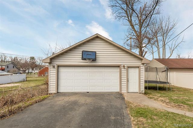 29436 Walnut Street, Flat Rock, MI 48134