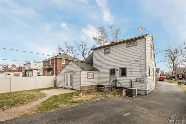 29436 Walnut Street, Flat Rock, MI 48134