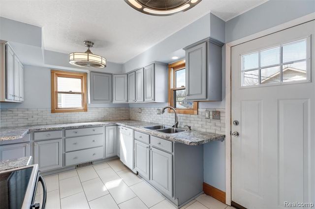 29436 Walnut Street, Flat Rock, MI 48134