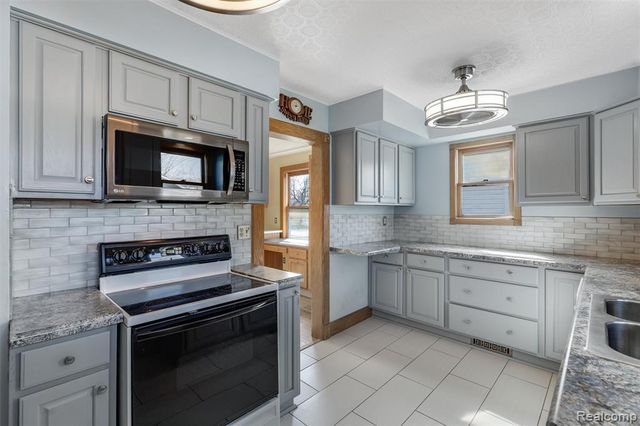 29436 Walnut Street, Flat Rock, MI 48134