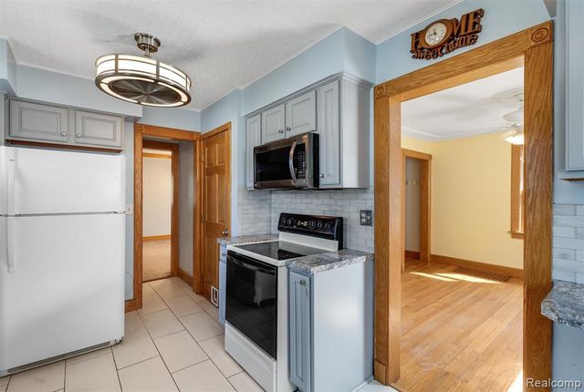 29436 Walnut Street, Flat Rock, MI 48134