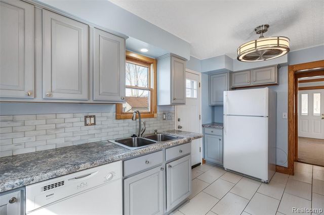 29436 Walnut Street, Flat Rock, MI 48134