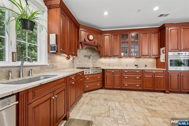 41 Wildwood Road, Saddle River, NJ 07458
