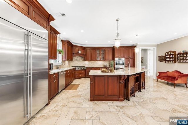 41 Wildwood Road, Saddle River, NJ 07458