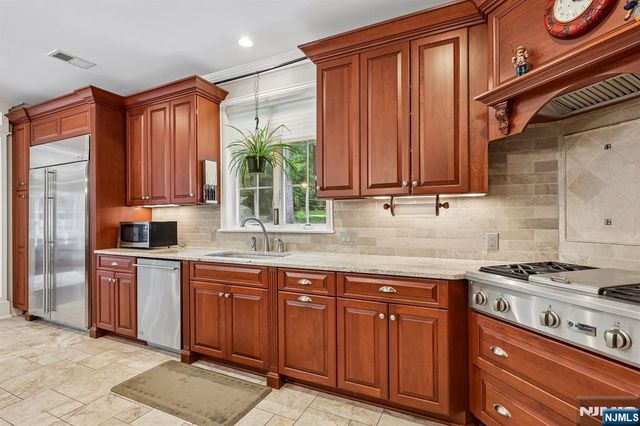 41 Wildwood Road, Saddle River, NJ 07458