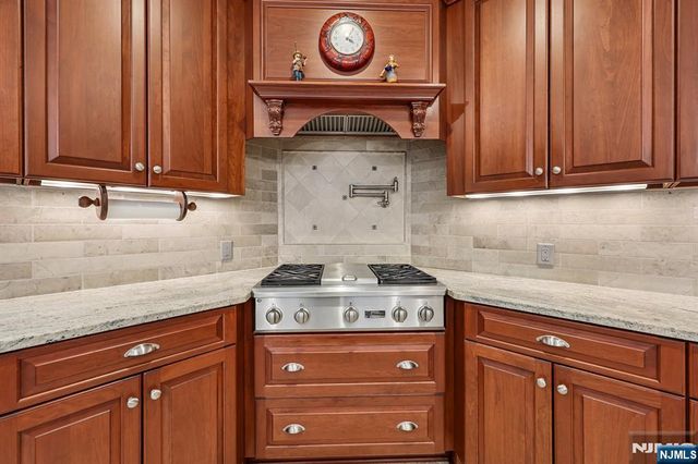 41 Wildwood Road, Saddle River, NJ 07458