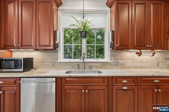41 Wildwood Road, Saddle River, NJ 07458