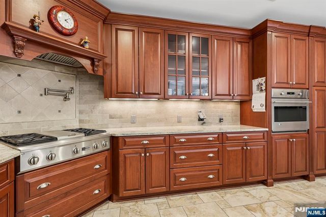 41 Wildwood Road, Saddle River, NJ 07458
