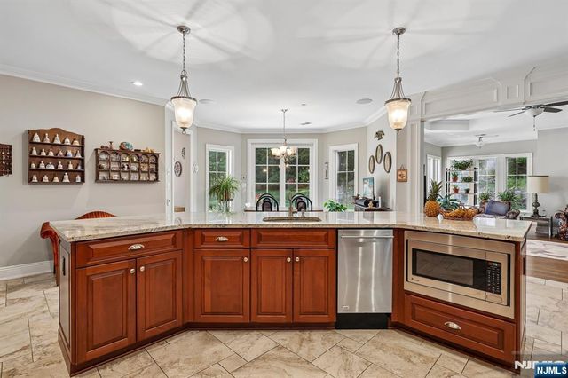 41 Wildwood Road, Saddle River, NJ 07458