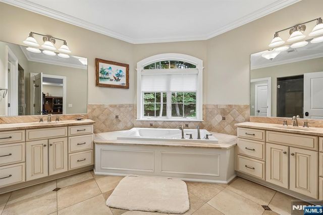 41 Wildwood Road, Saddle River, NJ 07458