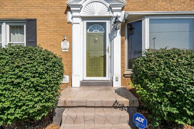 5810 N Green Bay AVENUE, Glendale, WI 53209