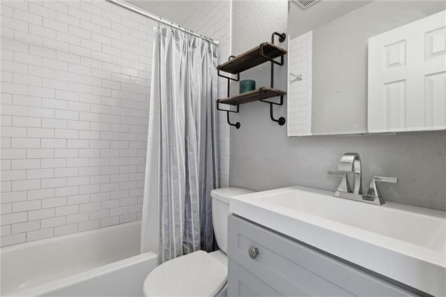 5920 W 71st Street, Overland Park, KS 66204