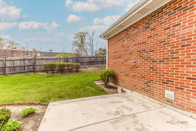 2390 N Newberry Lane, Palatine, IL 60074