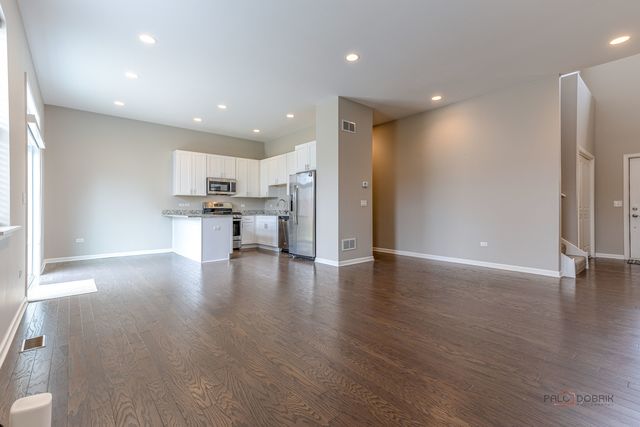 2390 N Newberry Lane, Palatine, IL 60074