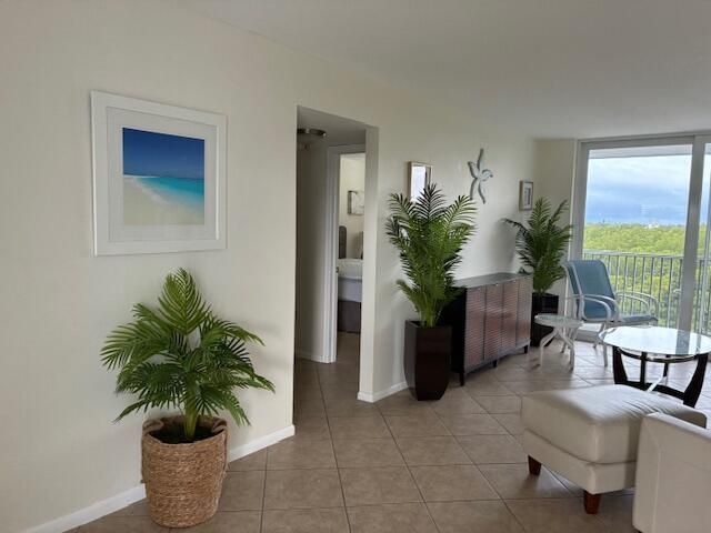 689 NE 6th Court 404, Boynton Beach, FL 33435