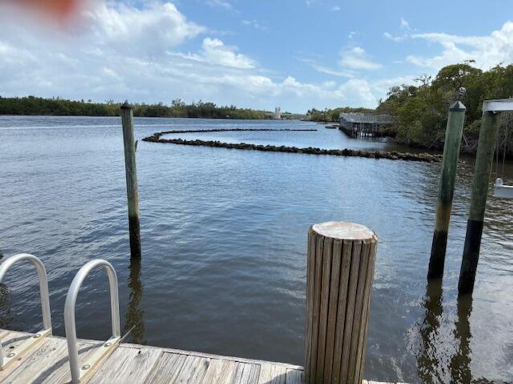 689 NE 6th Court 404, Boynton Beach, FL 33435