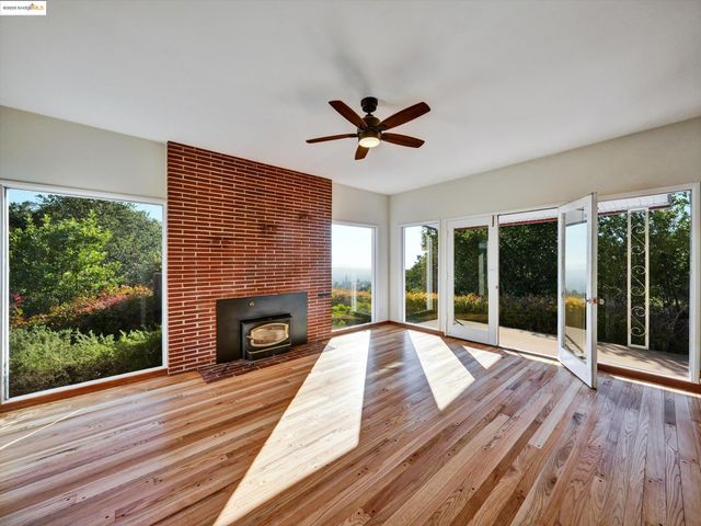 3303 Rubin Dr, Oakland, CA 94602