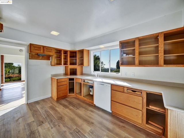 3303 Rubin Dr, Oakland, CA 94602