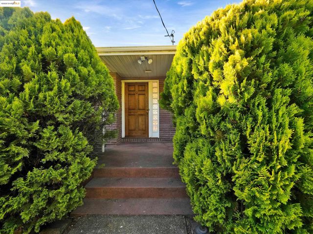 3303 Rubin Dr, Oakland, CA 94602