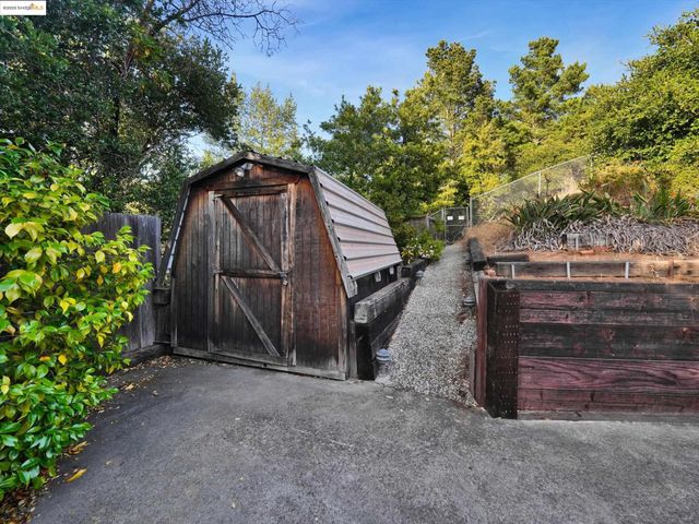 3303 Rubin Dr, Oakland, CA 94602