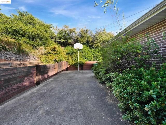 3303 Rubin Dr, Oakland, CA 94602