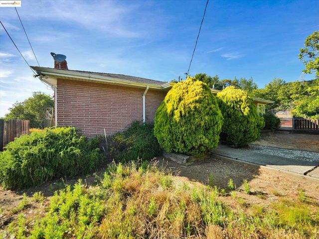 3303 Rubin Dr, Oakland, CA 94602