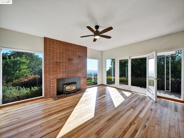 3303 Rubin Dr, Oakland, CA 94602