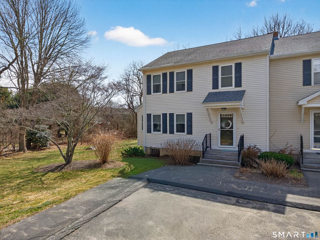 10 Castle Meadow Drive 10, Stonington, CT 06379