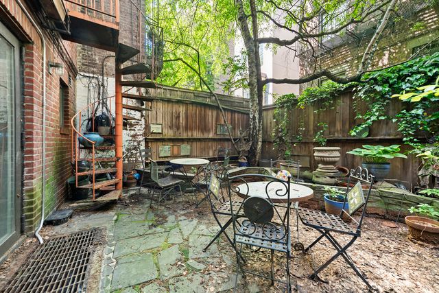 321 E 6TH Street, New York City, NY 10003