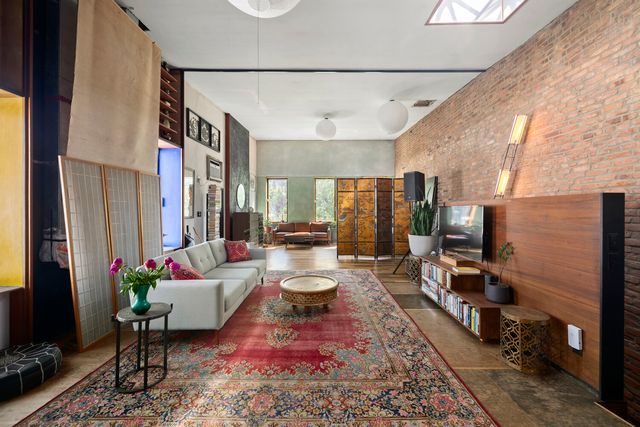 321 E 6TH Street, New York City, NY 10003