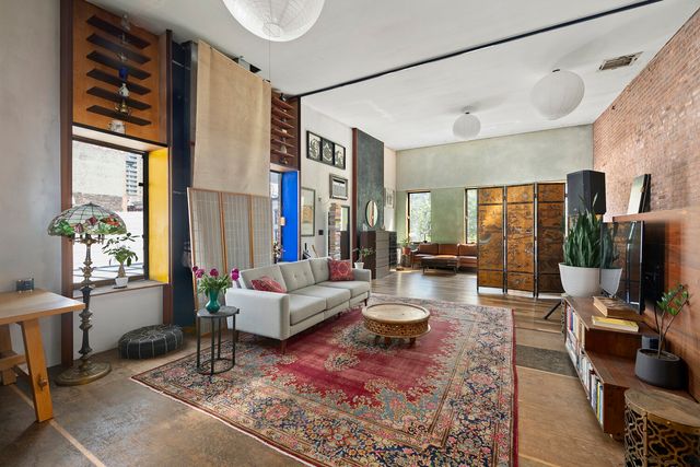 321 E 6TH Street, New York City, NY 10003