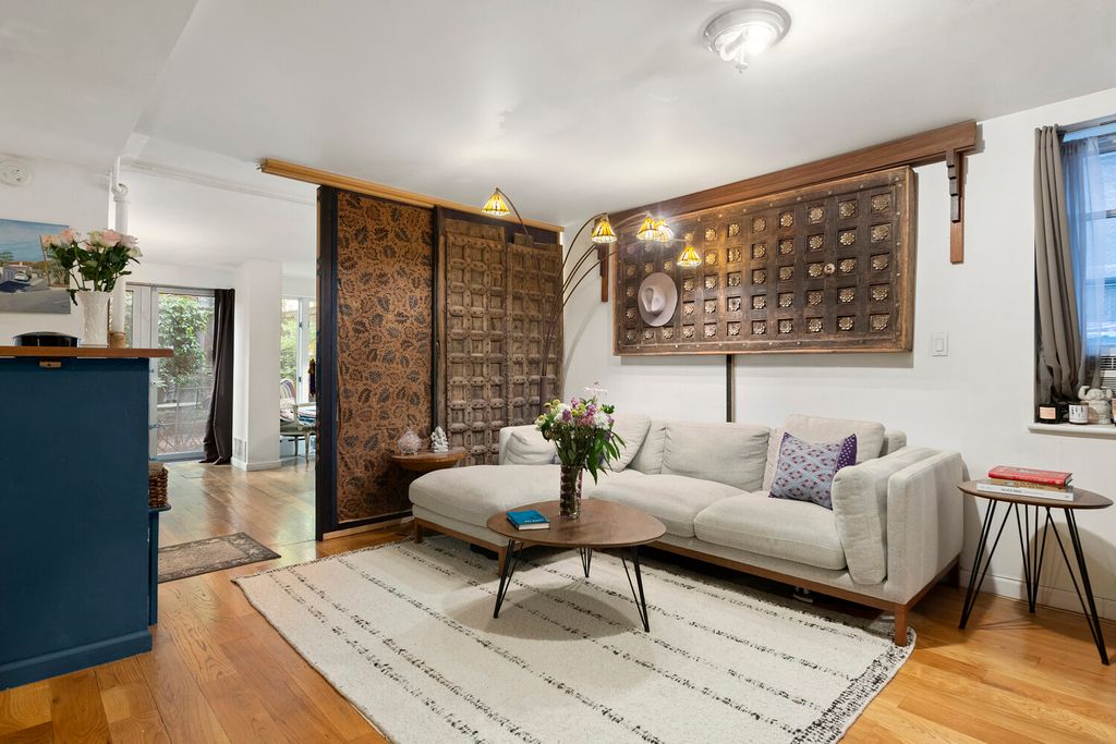 321 E 6TH Street, New York City, NY 10003