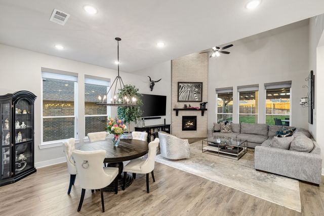 507 N Eagle Point Road, Van Alstyne, TX 75495