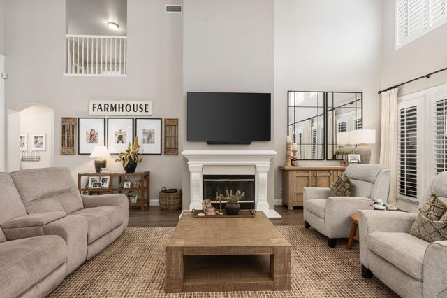 1674 E Shadow Glen Drive, Fresno, CA 93730