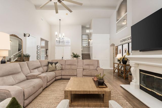 1674 E Shadow Glen Drive, Fresno, CA 93730