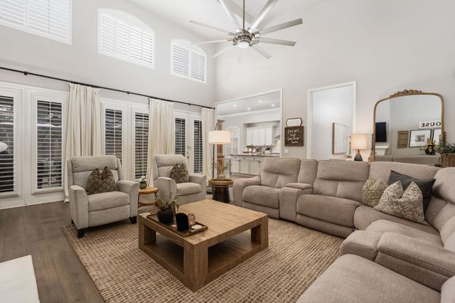 1674 E Shadow Glen Drive, Fresno, CA 93730