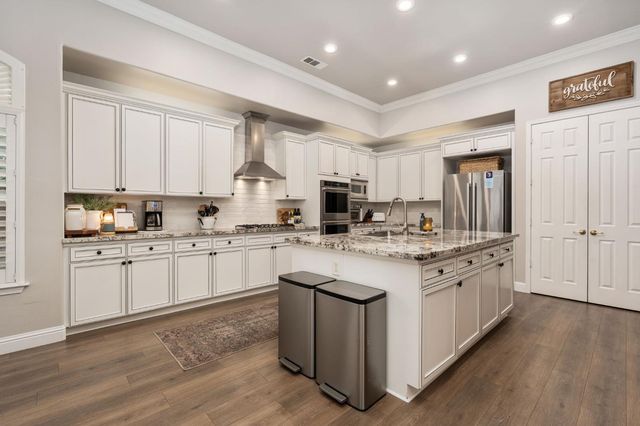 1674 E Shadow Glen Drive, Fresno, CA 93730