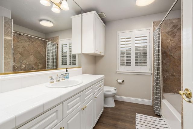 1674 E Shadow Glen Drive, Fresno, CA 93730