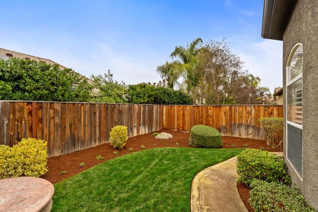 1674 E Shadow Glen Drive, Fresno, CA 93730