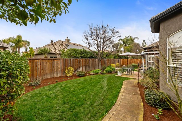 1674 E Shadow Glen Drive, Fresno, CA 93730