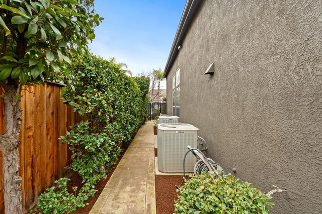 1674 E Shadow Glen Drive, Fresno, CA 93730