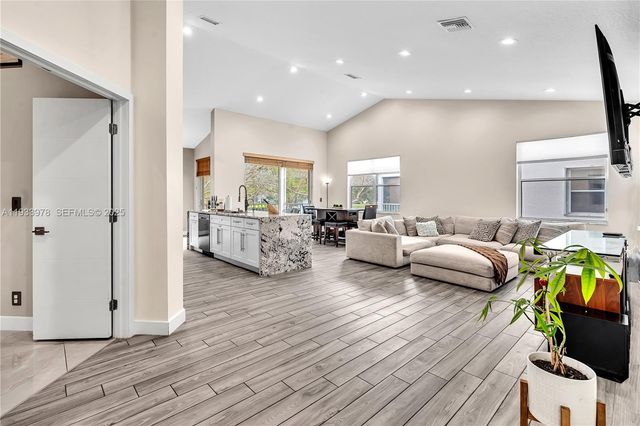 8520 Via Romana 82U, Boca Raton, FL 33496