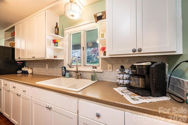 145 21st Avenue NW, Hickory, NC 28601