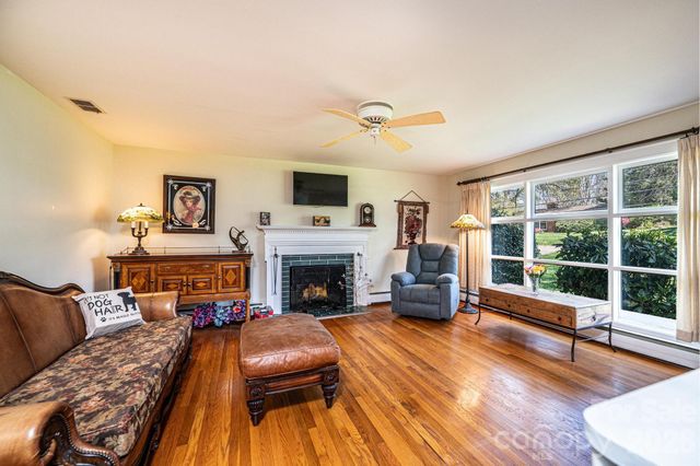 145 21st Avenue NW, Hickory, NC 28601