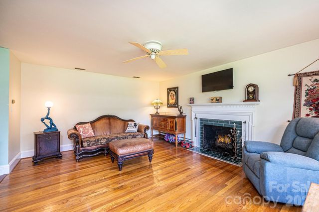 145 21st Avenue NW, Hickory, NC 28601