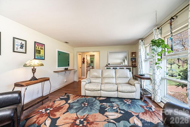 145 21st Avenue NW, Hickory, NC 28601