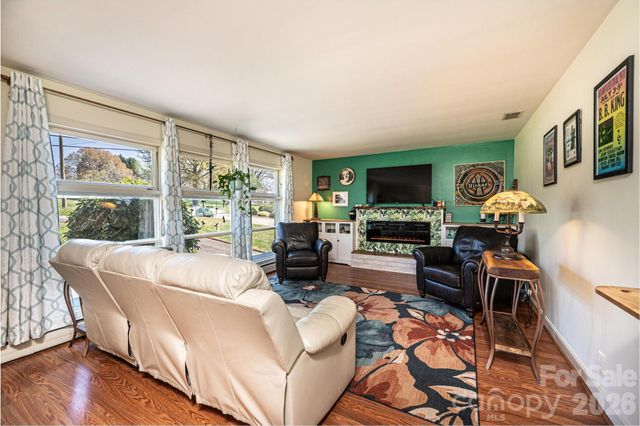 145 21st Avenue NW, Hickory, NC 28601